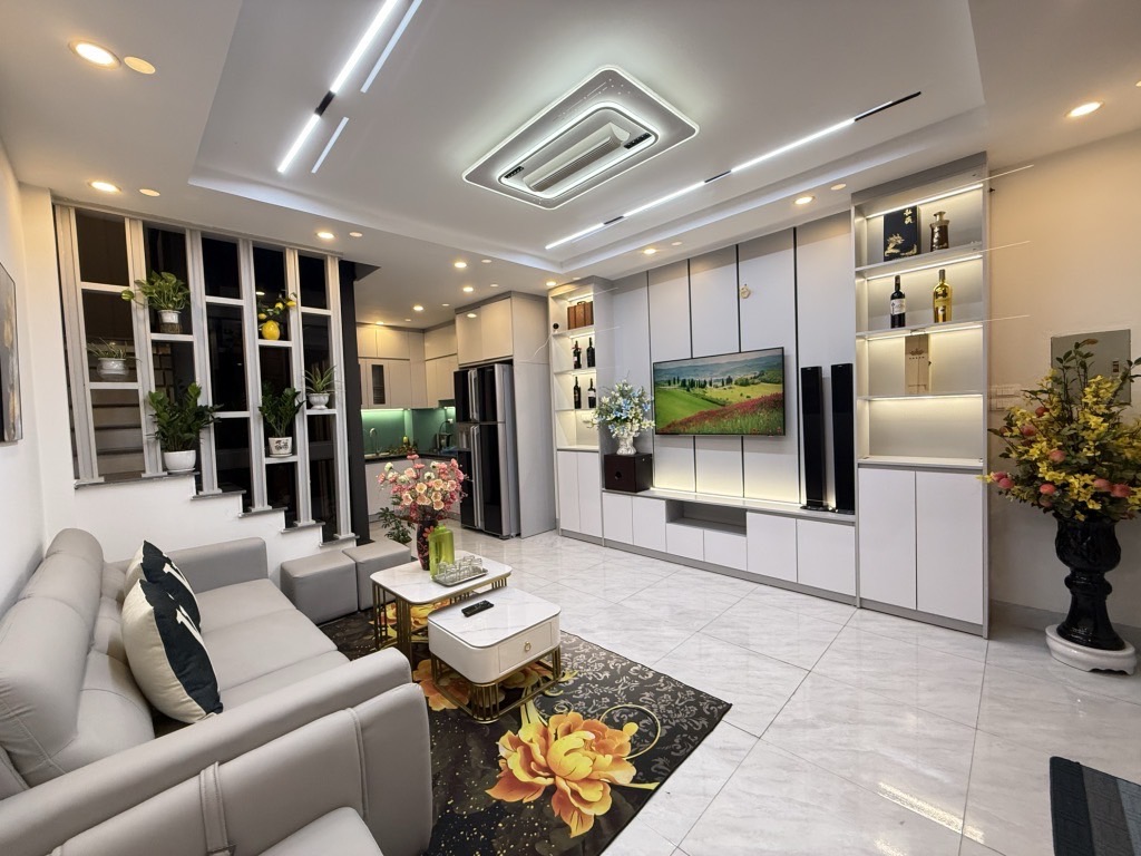 Bán nhà Giải Phóng - diện tích 32.3m2 6 tầng - thang máy mới kính koong - giá 8,6 tỷ