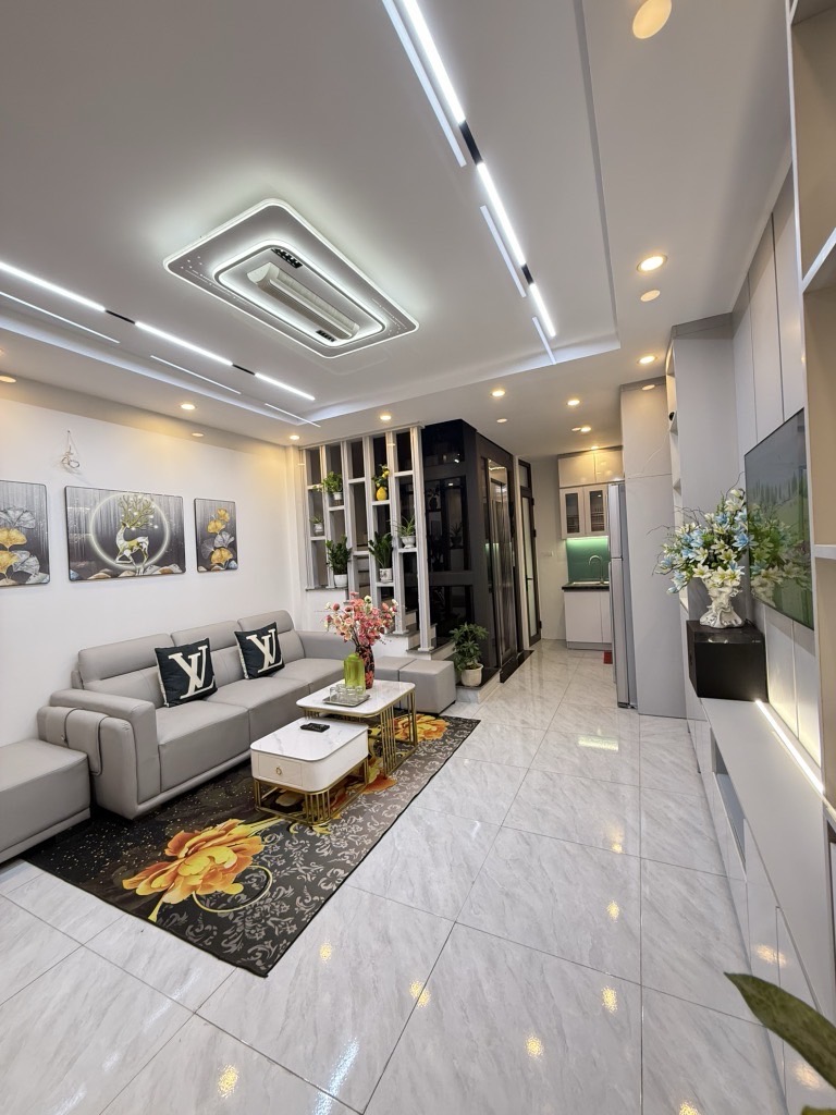 Bán nhà Giải Phóng - diện tích 32.3m2 6 tầng - thang máy mới kính koong - giá 8,6 tỷ