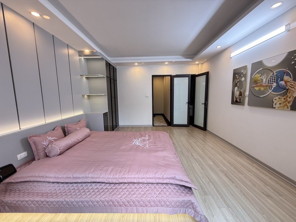 Bán nhà Giải Phóng - diện tích 32.3m2 6 tầng - thang máy mới kính koong - giá 8,6 tỷ