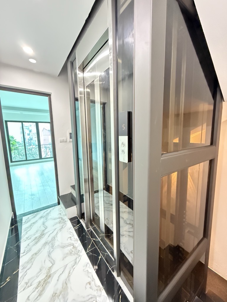 Bán nhà Giải Phóng - diện tích 32.3m2 6 tầng - thang máy mới kính koong - giá 8,6 tỷ