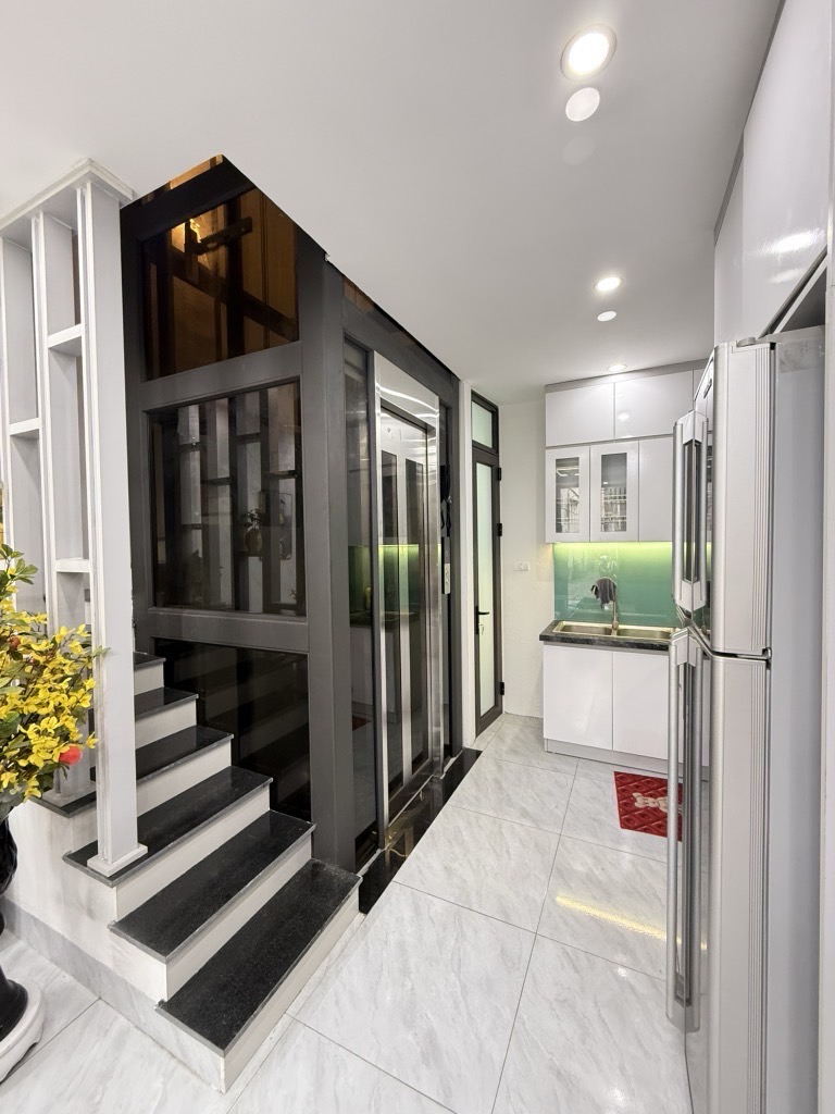 Bán nhà Giải Phóng - diện tích 32.3m2 6 tầng - thang máy mới kính koong - giá 8,6 tỷ