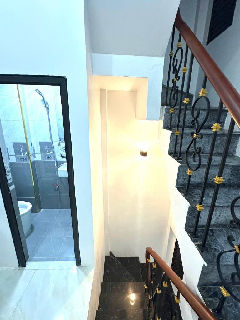 Bán nhà Chính Kinh - diện tích 23,8m2 5 tầng - Mặt phố lô góc - giá 8,6 tỷ