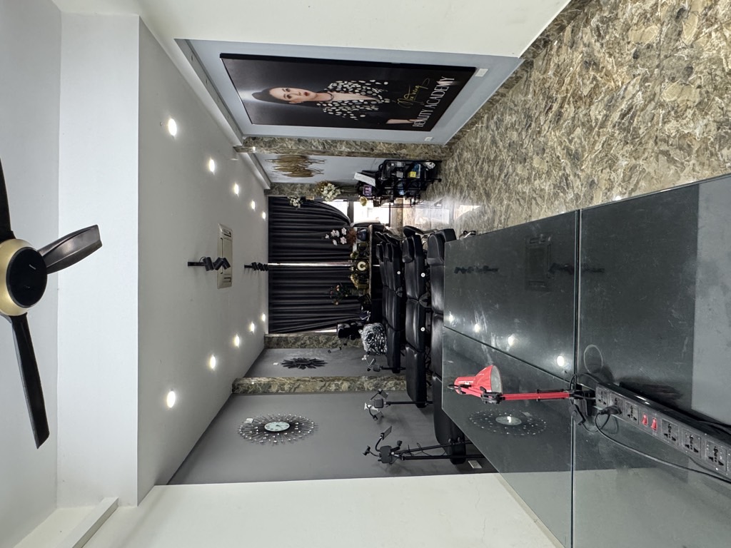 Bán nhà Trường Chinh - diện tích 77.5m2 6 tầng - Mặt ngõ kinh doanh - giá 23,5 tỷ