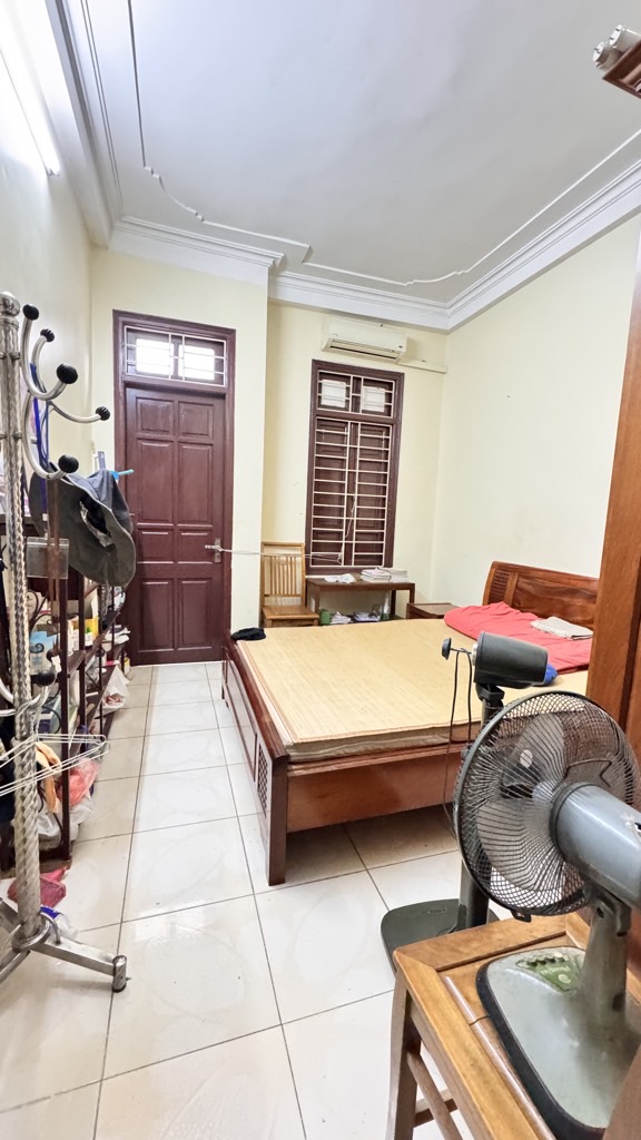 Bán nhà Giải Phóng - diện tích 37,6m2 5 tầng - ô tô vào nhà - giá 13,9 tỷ