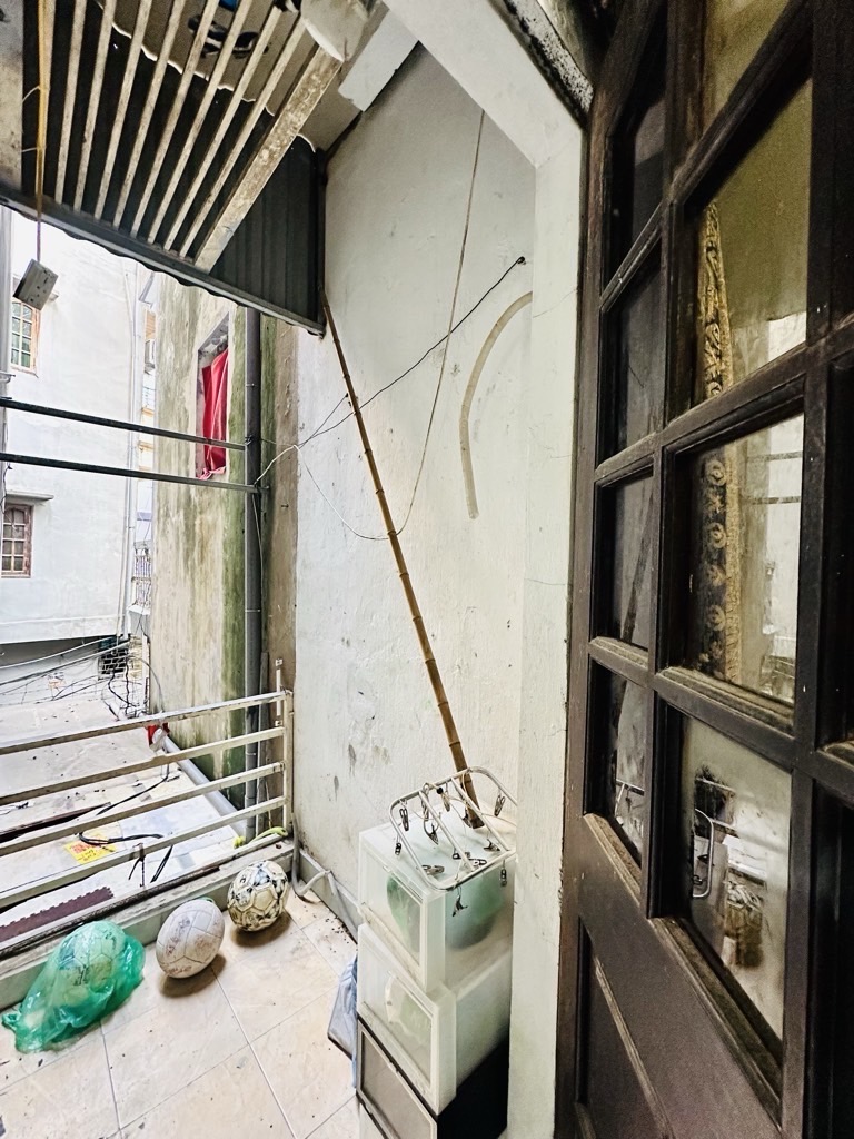 Bán nhà Đê La Thành - diện tích 23.7m2 5 tầng - Nhà 5 tầng chắc chắc vôi ve lại ở ngay - giá 3,08 tỷ