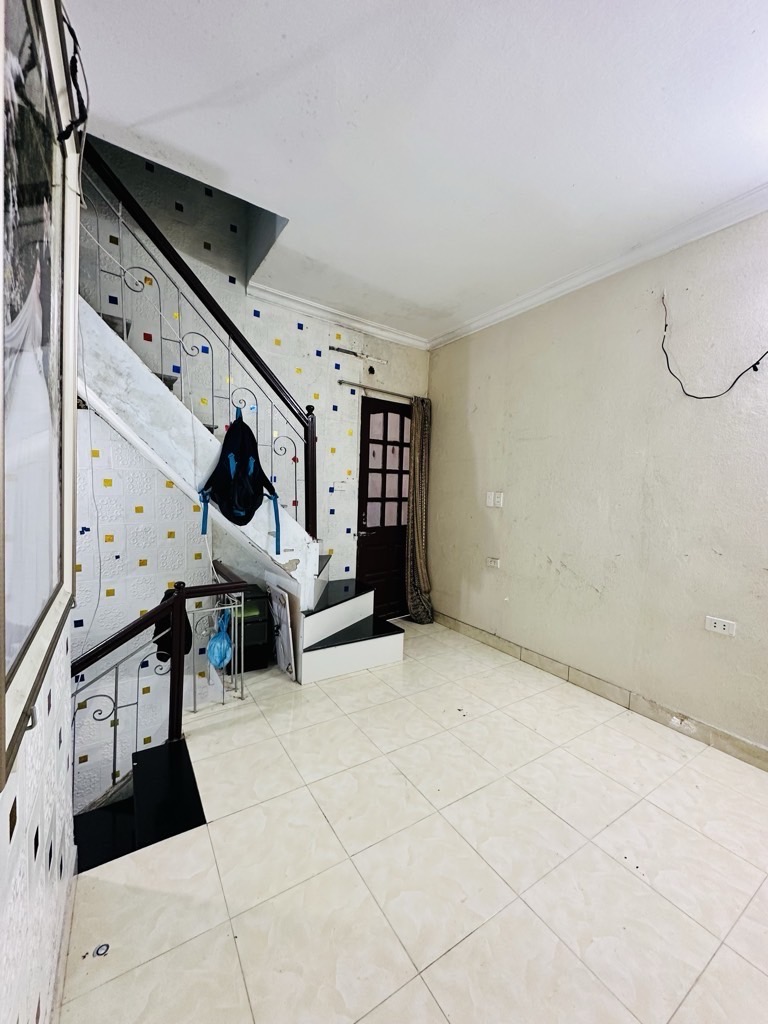 Bán nhà Đê La Thành - diện tích 23.7m2 5 tầng - Nhà 5 tầng chắc chắc vôi ve lại ở ngay - giá 3,08 tỷ