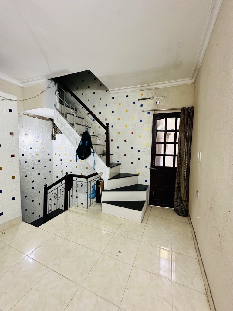 Bán nhà Đê La Thành - diện tích 23.7m2 5 tầng - Nhà 5 tầng chắc chắc vôi ve lại ở ngay - giá 3,08 tỷ