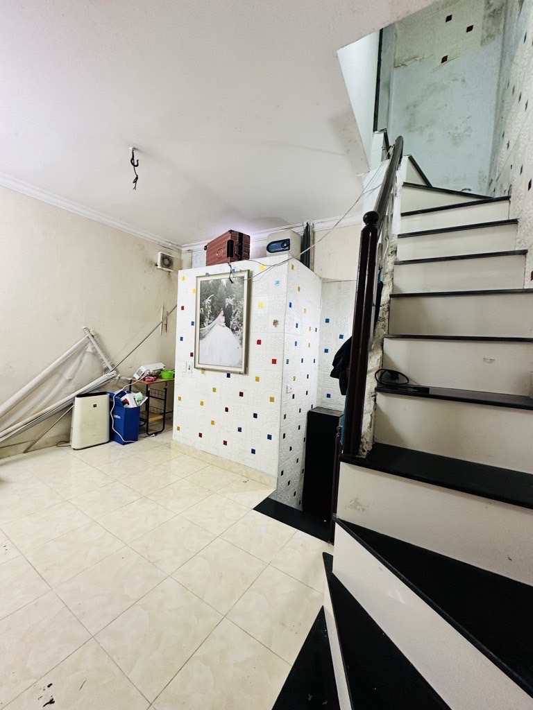 Bán nhà Đê La Thành - diện tích 23.7m2 5 tầng - Nhà 5 tầng chắc chắc vôi ve lại ở ngay - giá 3,08 tỷ