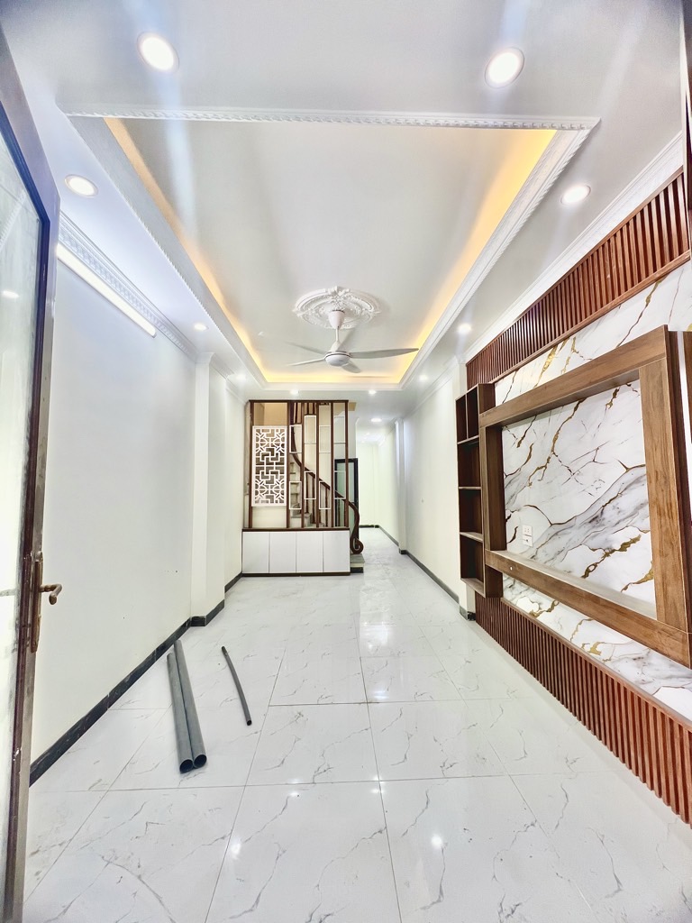 Bán nhà Vĩnh Hưng - diện tích 36m2 5 tầng - Ô TÔ CÁCH NHÀ 10M - THANG MÁY - giá 11,5 tỷ