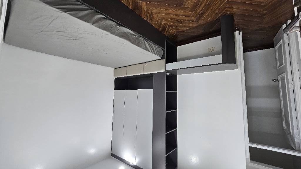 Bán nhà Lê Văn Lương - diện tích 107m2 17 tầng - Căn hộ full nội thất - giá 10,5 tỷ