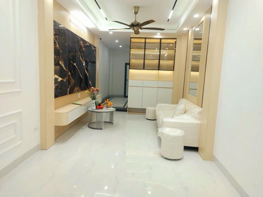 Bán nhà Giáp Bát - diện tích 38,1m2 5 tầng - thang máy - giá 12,6 tỷ