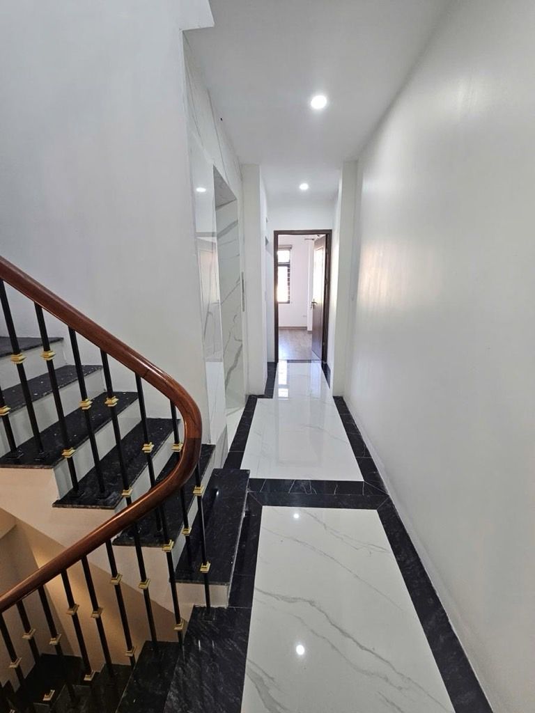 Bán nhà Giáp Bát - diện tích 38,1m2 5 tầng - thang máy - giá 12,6 tỷ