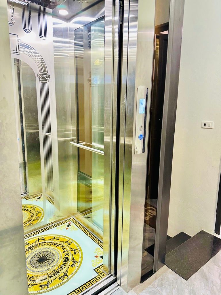 Bán nhà Giáp Bát - diện tích 69m2 6 tầng - Thang máy, ô tô đỗ cửa - giá 19 tỷ