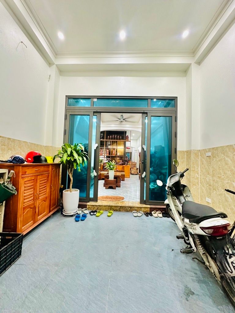 Bán nhà Giáp Bát - diện tích 69m2 6 tầng - Thang máy, ô tô đỗ cửa - giá 19 tỷ