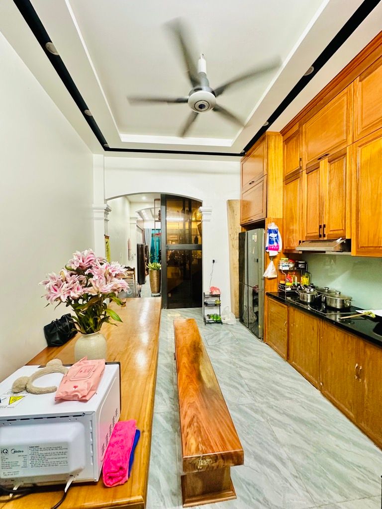 Bán nhà Giáp Bát - diện tích 69m2 6 tầng - Thang máy, ô tô đỗ cửa - giá 19 tỷ