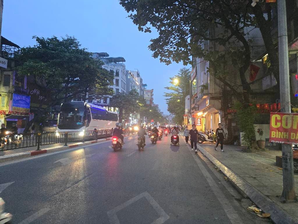 Bán nhà Ngõ Văn Hương - diện tích 44.8m2 4 tầng - Sổ đỏ chính chủ - giá 12 tỷ