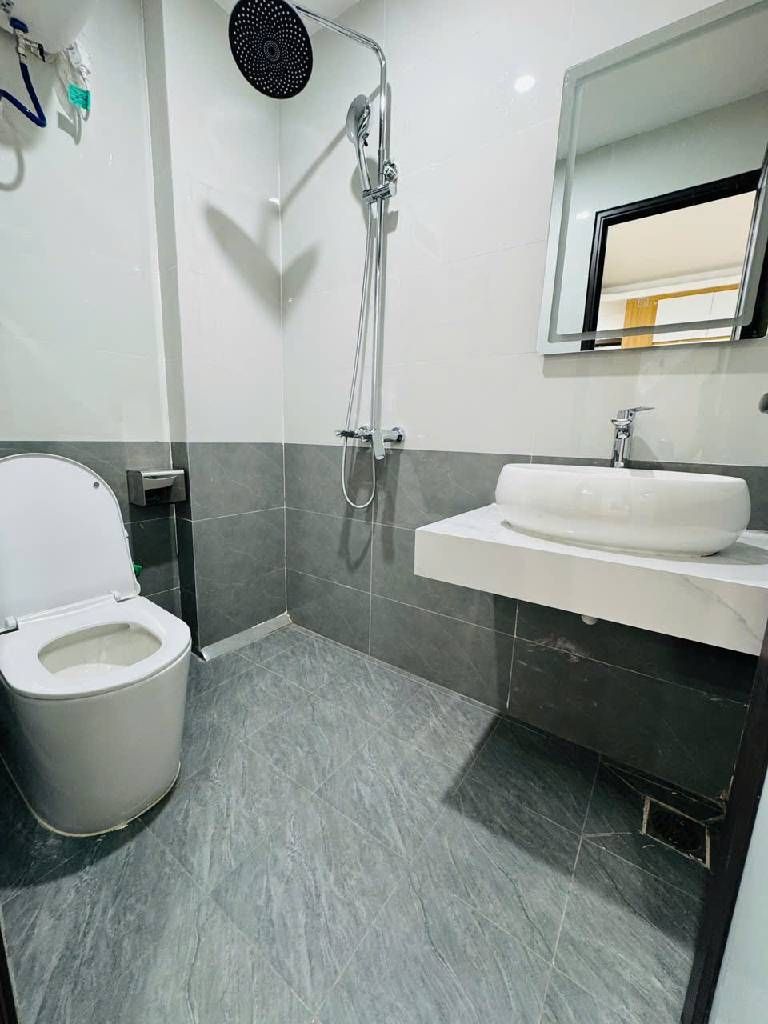 Bán nhà Vũ Ngọc Phan - diện tích 33m2 5 tầng - Nhà mới kính koong, thang máy - giá 7,9 tỷ