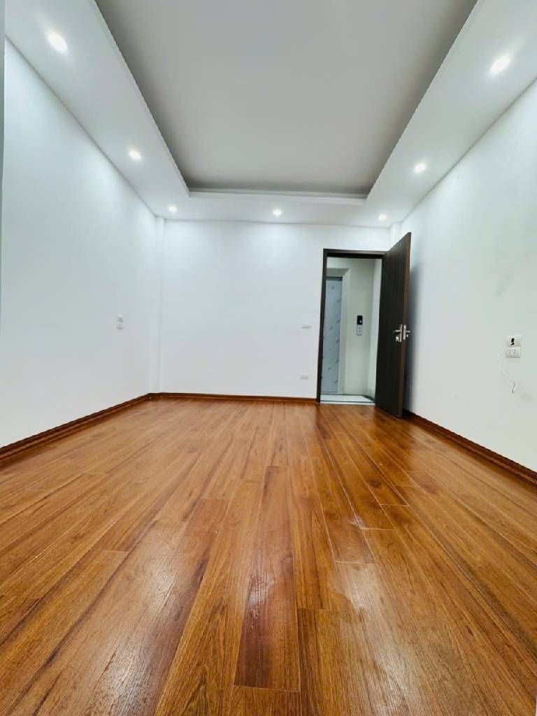 Bán nhà Vũ Ngọc Phan - diện tích 33m2 5 tầng - Nhà mới kính koong, thang máy - giá 7,9 tỷ