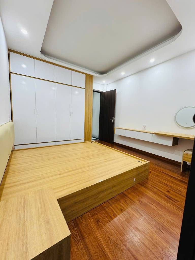 Bán nhà Vũ Ngọc Phan - diện tích 33m2 5 tầng - Nhà mới kính koong, thang máy - giá 7,9 tỷ