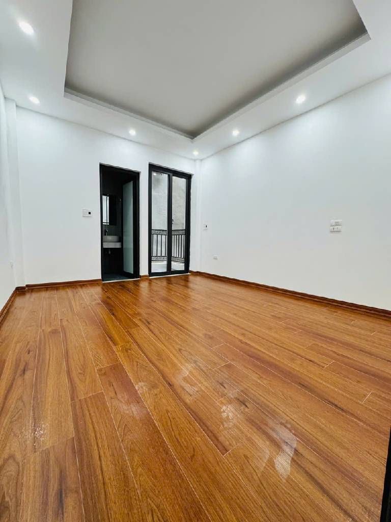 Bán nhà Vũ Ngọc Phan - diện tích 33m2 5 tầng - Nhà mới kính koong, thang máy - giá 7,9 tỷ