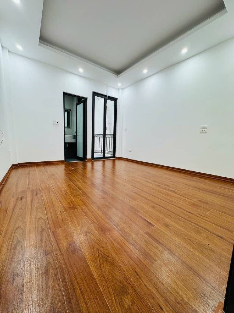 Bán nhà Vũ Ngọc Phan - diện tích 33m2 5 tầng - Nhà mới kính koong, thang máy - giá 7,9 tỷ