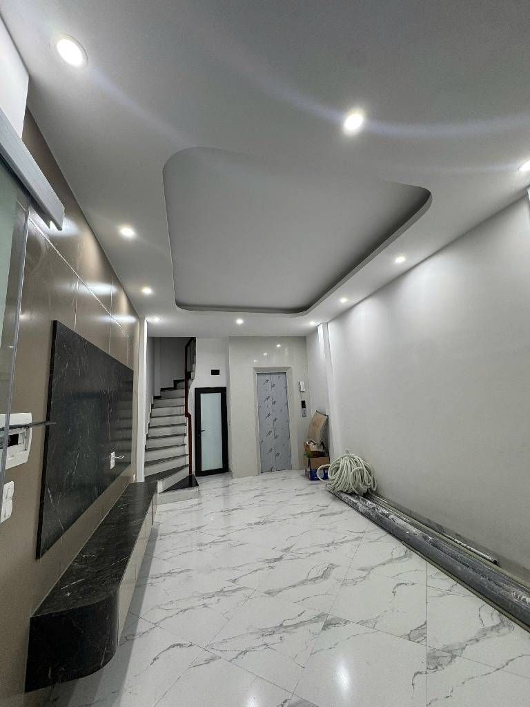 Bán nhà Vũ Ngọc Phan - diện tích 33m2 5 tầng - Nhà mới kính koong, thang máy - giá 7,9 tỷ