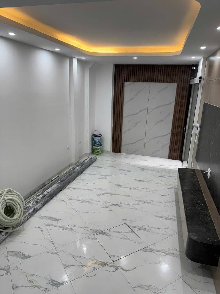 Bán nhà Vũ Ngọc Phan - diện tích 33m2 5 tầng - Nhà mới kính koong, thang máy - giá 7,9 tỷ