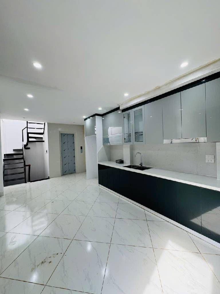 Bán nhà Vũ Ngọc Phan - diện tích 33m2 5 tầng - Nhà mới kính koong, thang máy - giá 7,9 tỷ