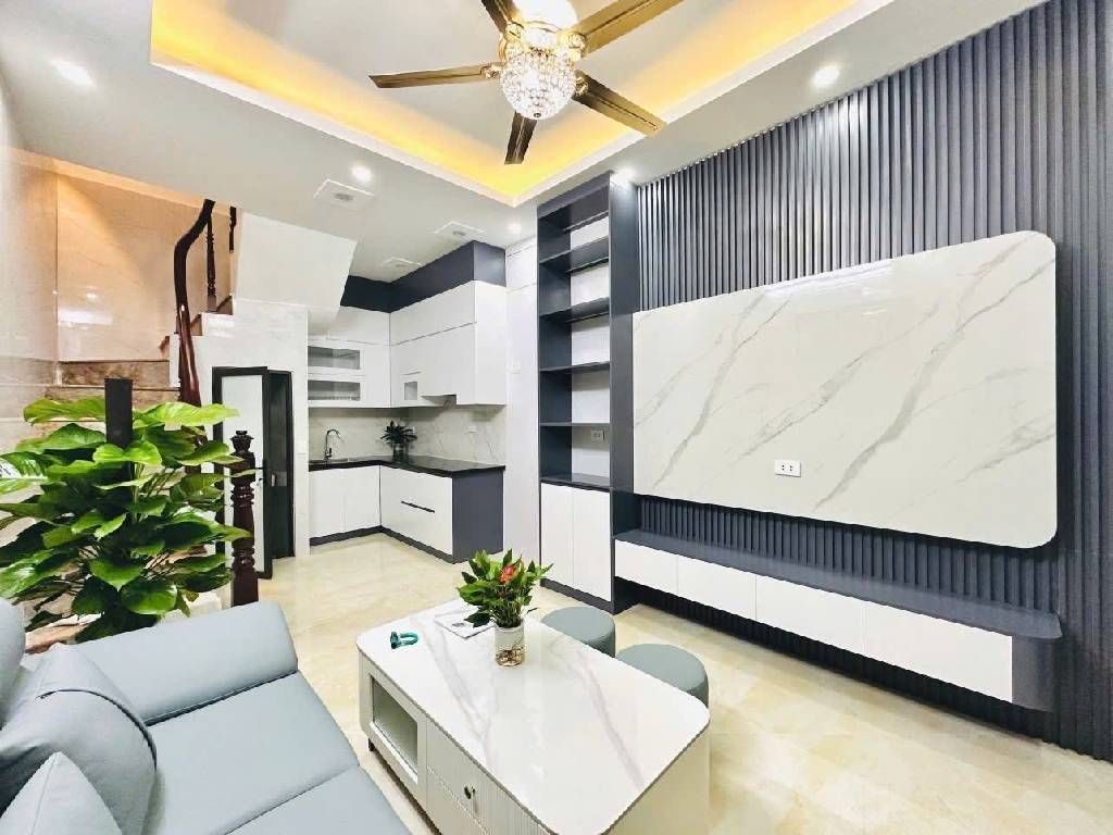 Bán nhà Giáp Bát - diện tích 22,3m2 3 tầng - Nhà sửa mới kính koong long lanh tặng full nội thất - giá 6,4 tỷ