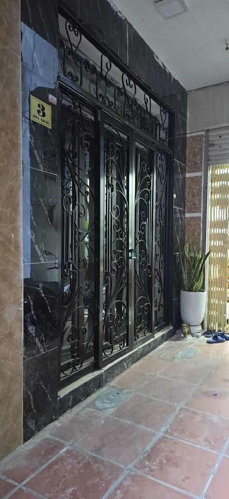 Bán nhà Giáp Bát - diện tích 22,3m2 3 tầng - Nhà sửa mới kính koong long lanh tặng full nội thất - giá 6,4 tỷ