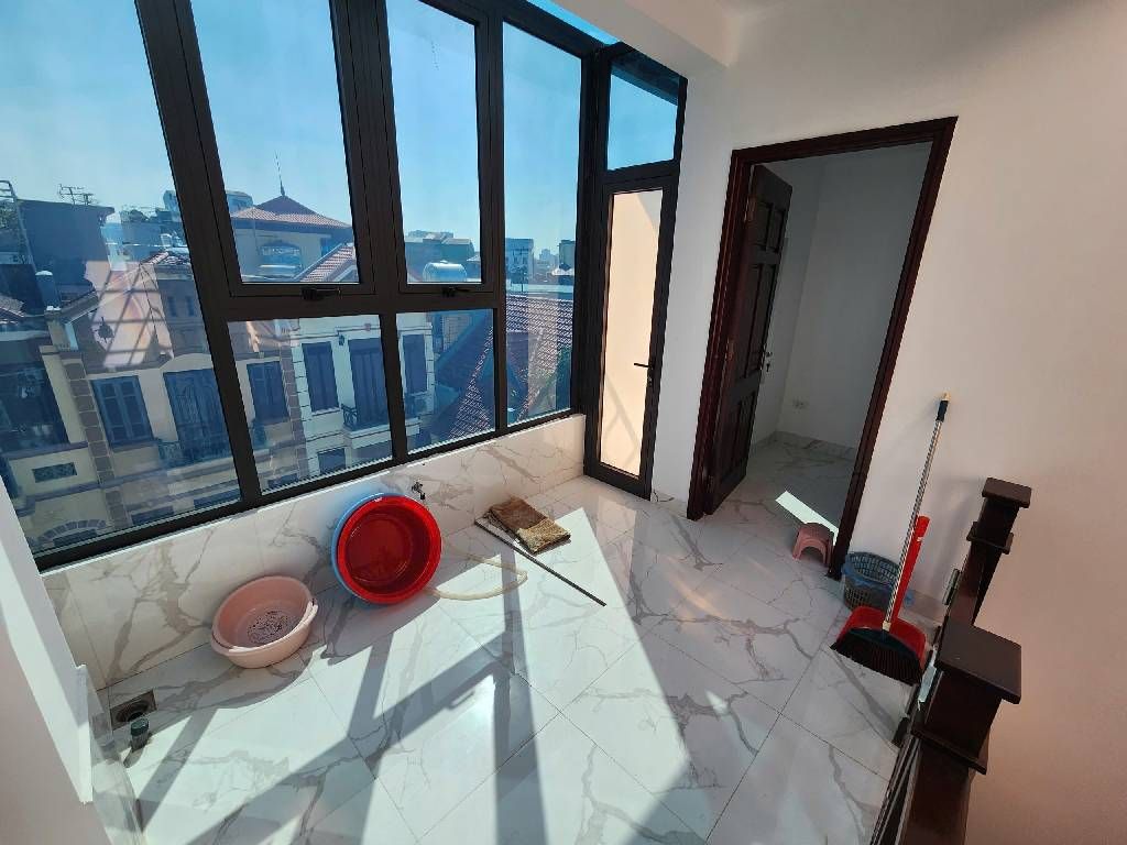 Bán nhà Lò Đúc - diện tích 30m2 5 tầng - Căn góc, thang máy - giá 13,5 tỷ