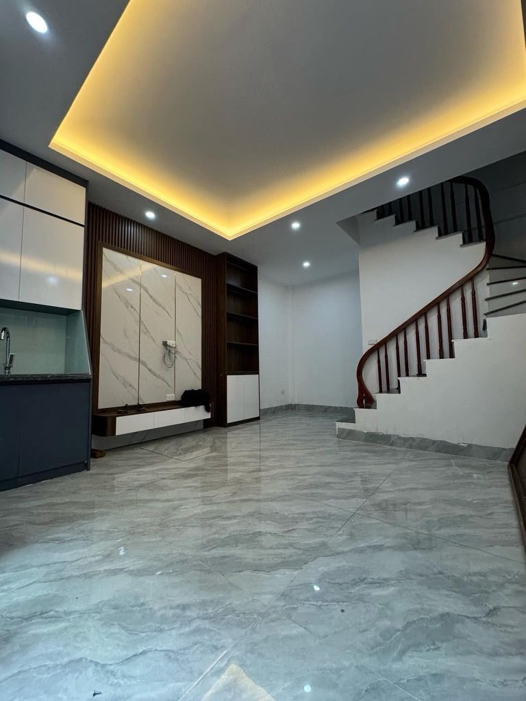 Bán nhà Tân Mai - diện tích 33m2 5 tầng - Ô tô đỗ cổng - giá 7,6 tỷ