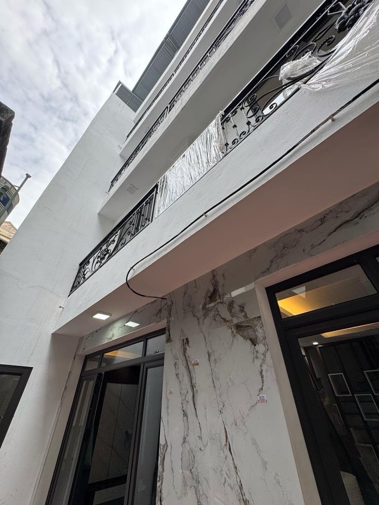 Bán nhà Tân Mai - diện tích 33m2 5 tầng - Ô tô đỗ cổng - giá 7,6 tỷ