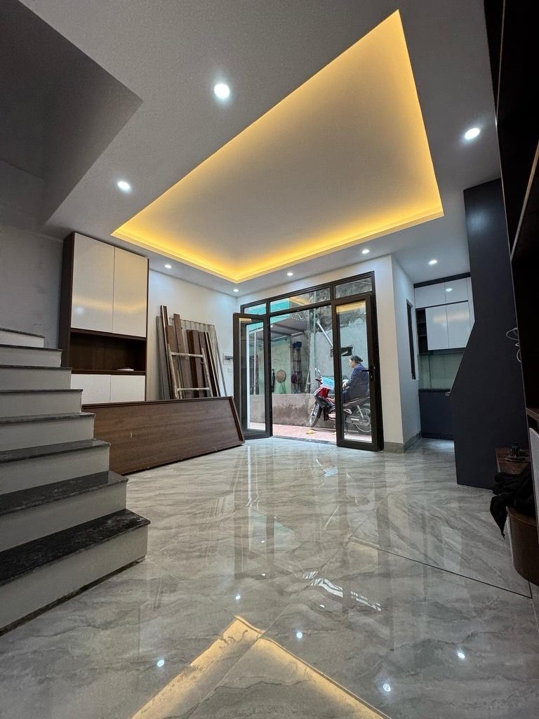 Bán nhà Tân Mai - diện tích 33m2 5 tầng - Ô tô đỗ cổng - giá 7,6 tỷ