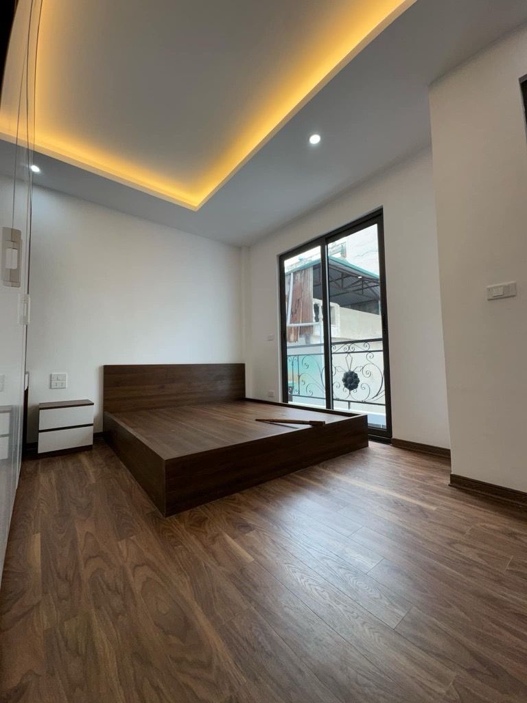 Bán nhà Tân Mai - diện tích 33m2 5 tầng - Ô tô đỗ cổng - giá 7,6 tỷ