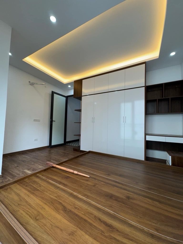 Bán nhà Tân Mai - diện tích 33m2 5 tầng - Ô tô đỗ cổng - giá 7,6 tỷ