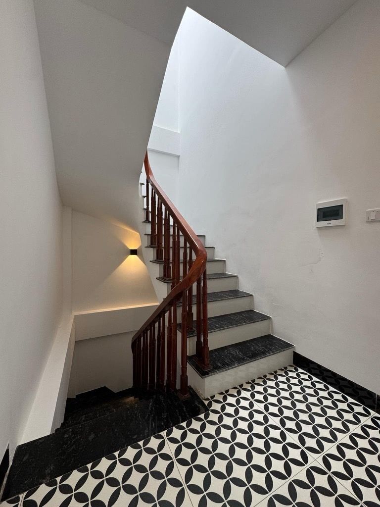 Bán nhà Tân Mai - diện tích 33m2 5 tầng - Ô tô đỗ cổng - giá 7,6 tỷ