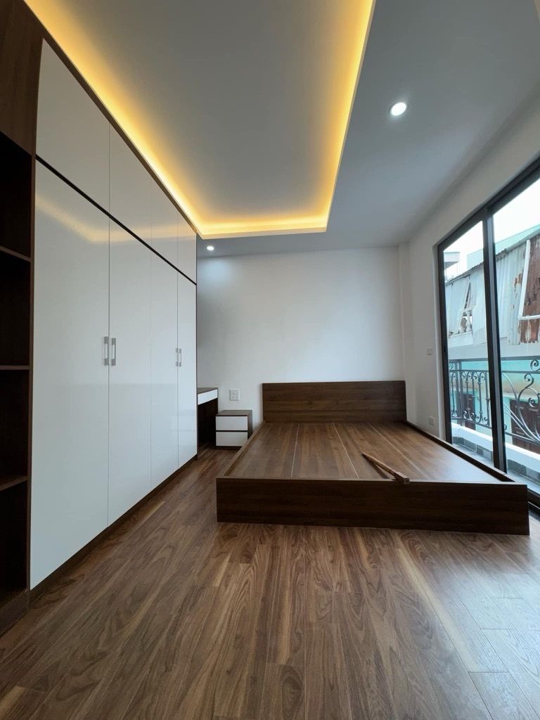 Bán nhà Tân Mai - diện tích 33m2 5 tầng - Ô tô đỗ cổng - giá 7,6 tỷ