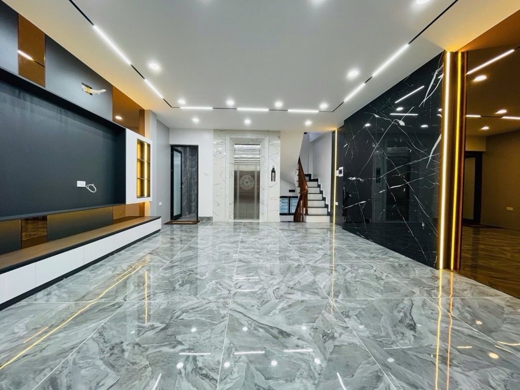 Bán nhà Lĩnh Nam - diện tích 52.2m2 7 tầng - Ô tô đỗ tránh - giá 24,8 tỷ