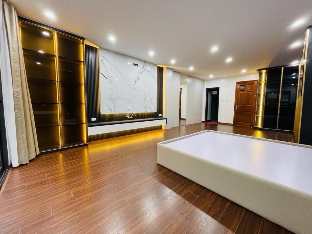 Bán nhà Lĩnh Nam - diện tích 52.2m2 7 tầng - Ô tô đỗ tránh - giá 24,8 tỷ