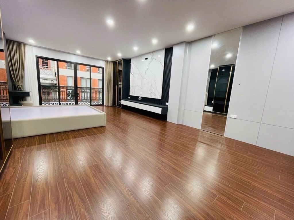 Bán nhà Lĩnh Nam - diện tích 52.2m2 7 tầng - Ô tô đỗ tránh - giá 24,8 tỷ