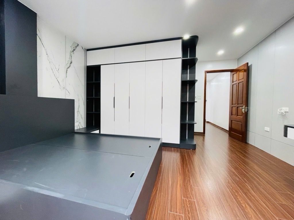 Bán nhà Lĩnh Nam - diện tích 52.2m2 7 tầng - Ô tô đỗ tránh - giá 24,8 tỷ