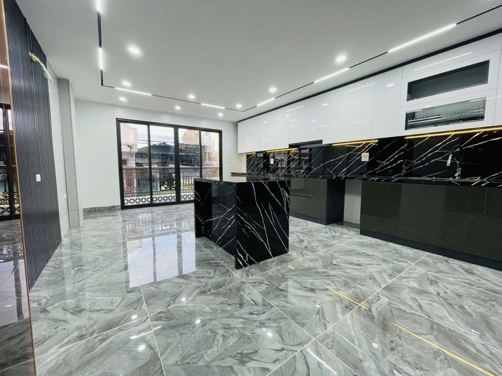 Bán nhà Lĩnh Nam - diện tích 52.2m2 7 tầng - Ô tô đỗ tránh - giá 24,8 tỷ