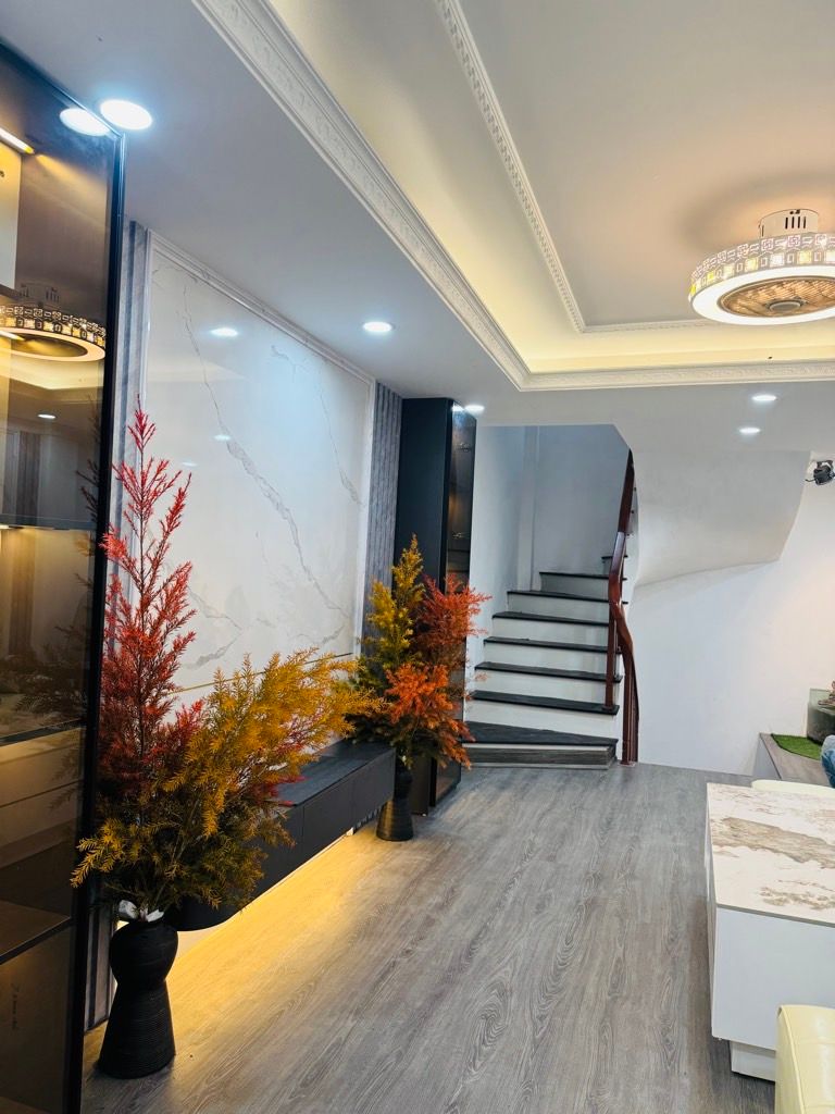 Bán nhà Bằng Liệt - diện tích 30m2 5 tầng - ô tô tránh 10m - giá 8,3 tỷ