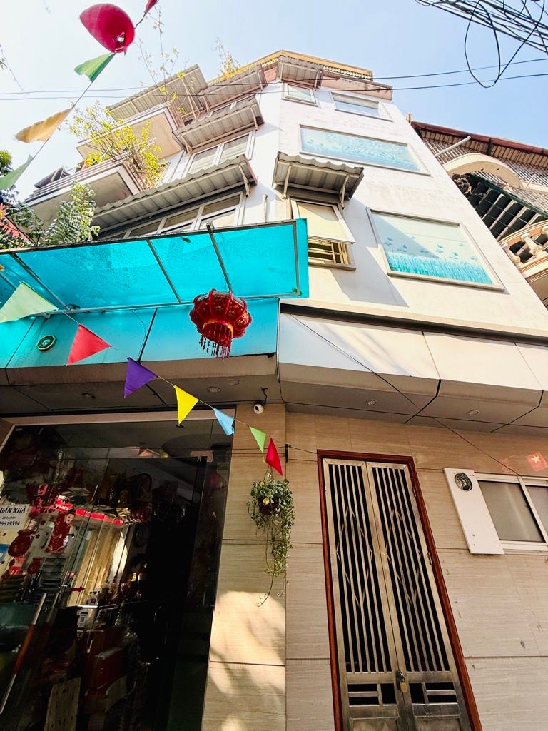 Bán nhà Quỳnh Mai - diện tích 42m2 5 tầng - lô góc kinh doanh - giá 19,9 tỷ