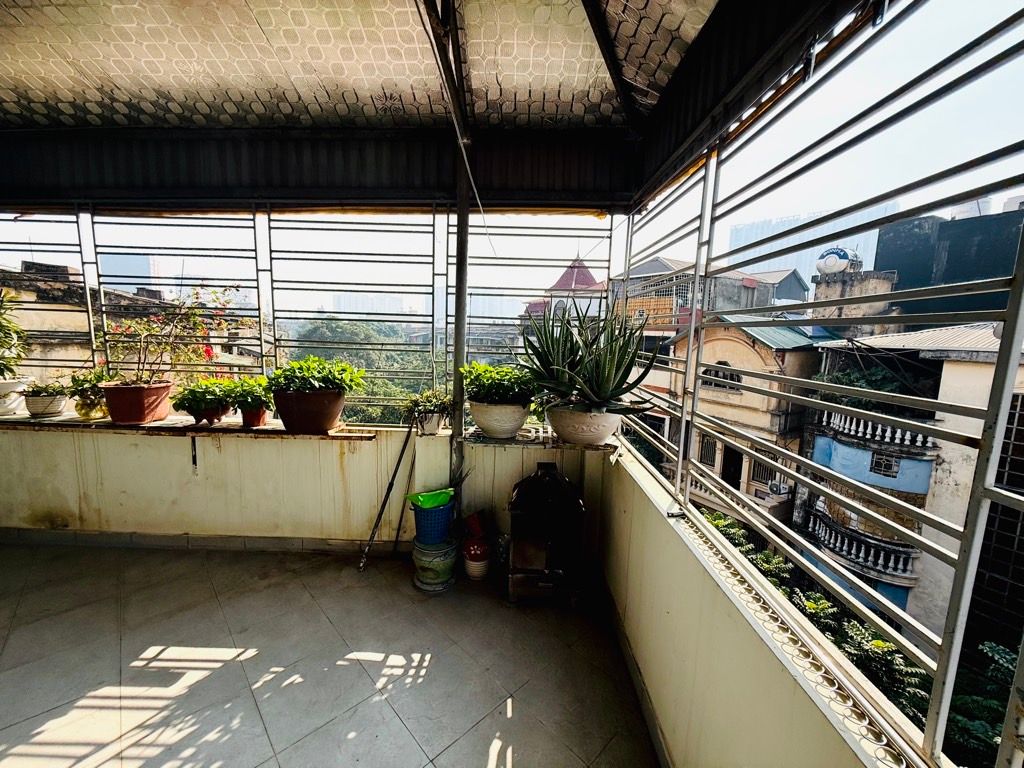 Bán nhà Quỳnh Mai - diện tích 42m2 5 tầng - lô góc kinh doanh - giá 19,9 tỷ