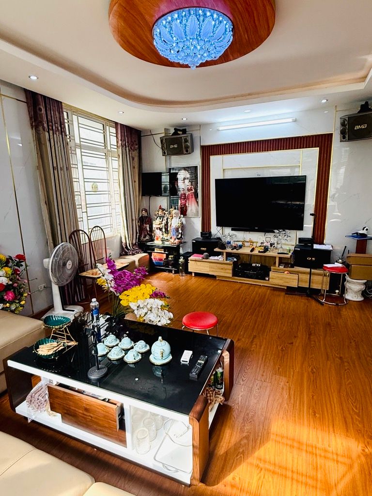 Bán nhà Quỳnh Mai - diện tích 42m2 5 tầng - lô góc kinh doanh - giá 19,9 tỷ