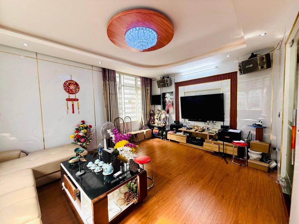 Bán nhà Quỳnh Mai - diện tích 42m2 5 tầng - lô góc kinh doanh - giá 19,9 tỷ