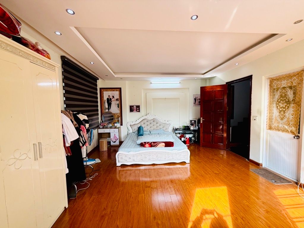 Bán nhà Quỳnh Mai - diện tích 42m2 5 tầng - lô góc kinh doanh - giá 19,9 tỷ