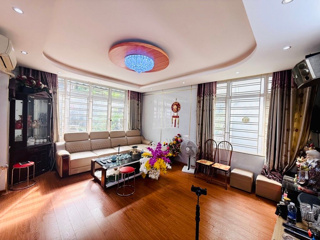 Bán nhà Quỳnh Mai - diện tích 42m2 5 tầng - lô góc kinh doanh - giá 19,9 tỷ